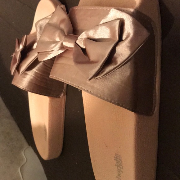 sandals/slides - Picture 2 of 2